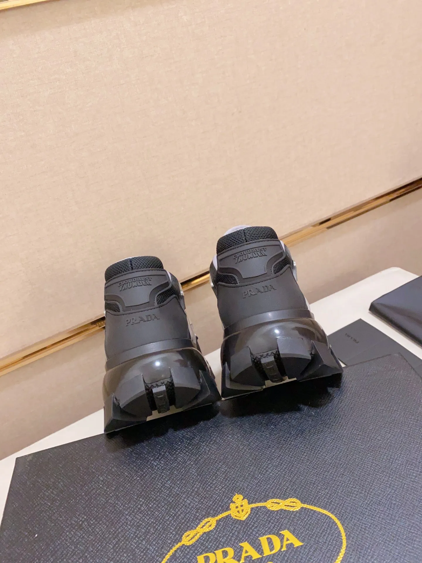 Factory price 600 men's shoes 💰 ✔️✔️✔️High version High quality new PRADA (Prada) counters are on the market simultaneously, new men's shoes, 😘fabrics are selected from first-layer cowhide. Lining: imported elastic mesh➕cowhide lining. 👍🏿High-end☄️Open-molded non-slip rubber outsole, exquisite lines, simple and elegant, comfortable and high-end for leisure travel. Number of yards: 38 to 44.